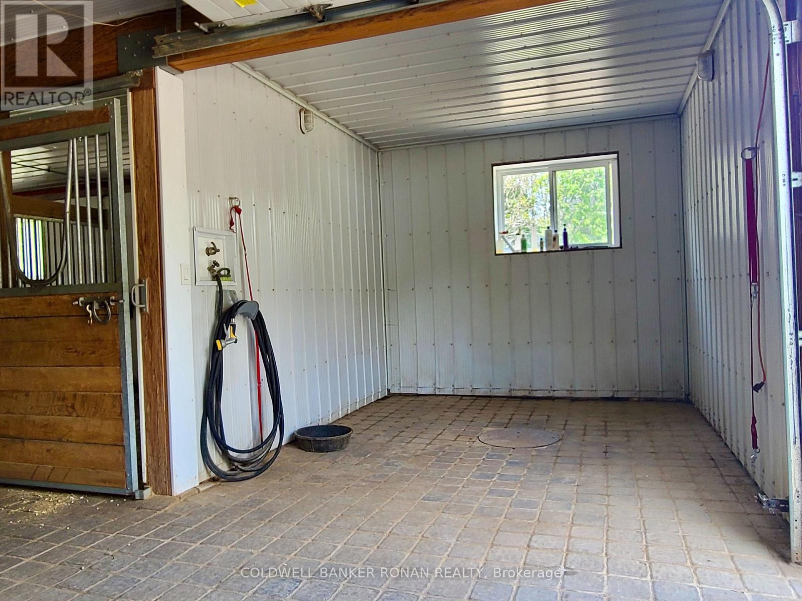 836138 4th Line E Property Photo 37