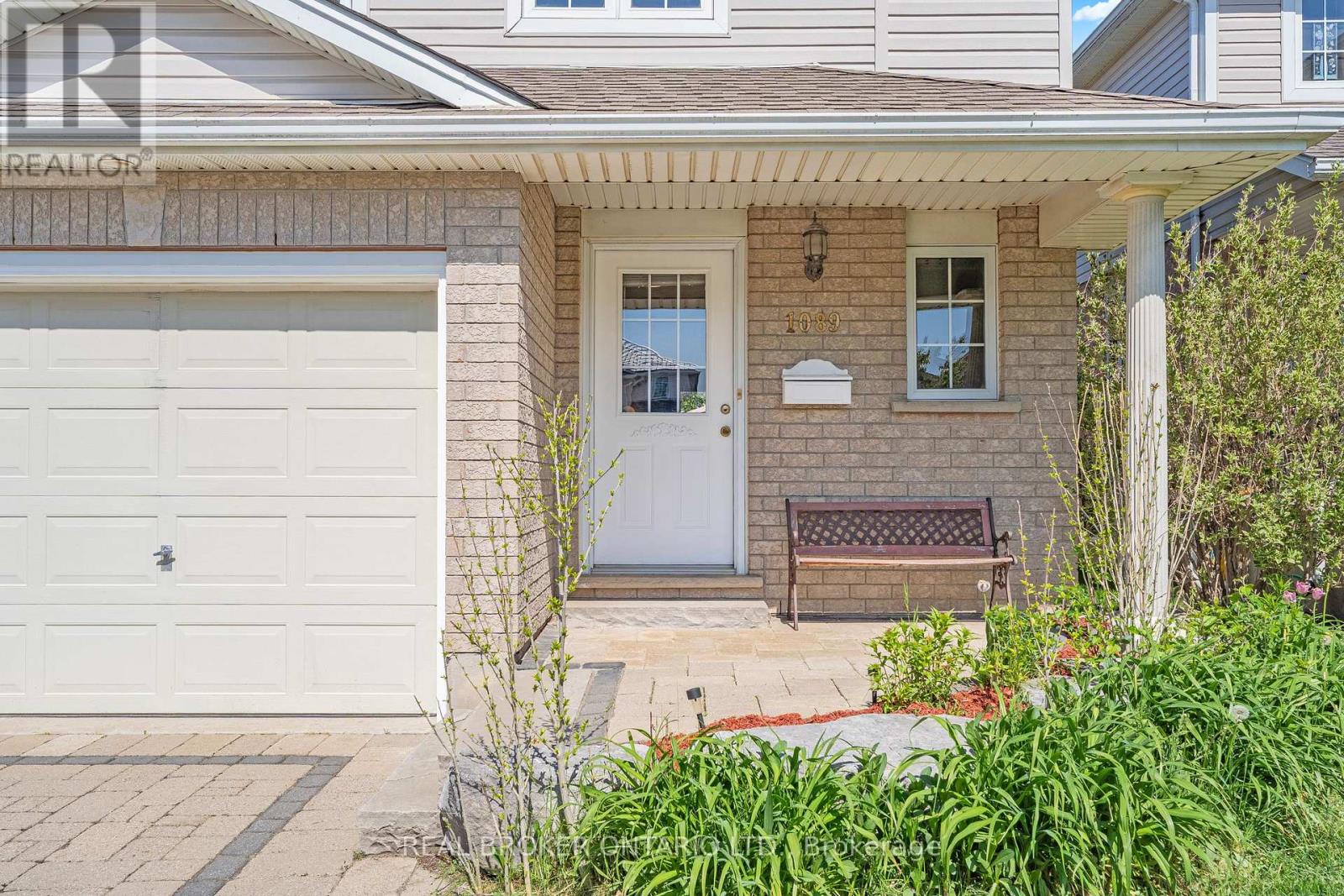 1089 Copper Leaf Crescent Property Photo 3