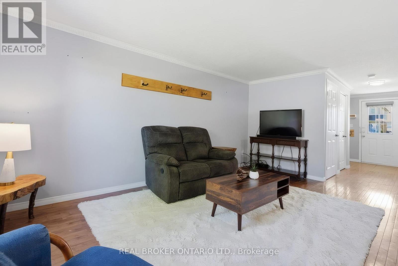 1089 Copper Leaf Crescent Property Photo 6