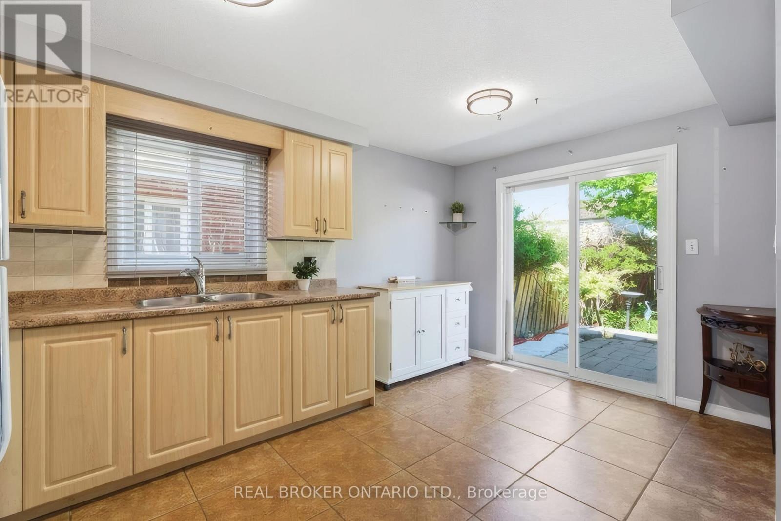 1089 Copper Leaf Crescent Property Photo 7