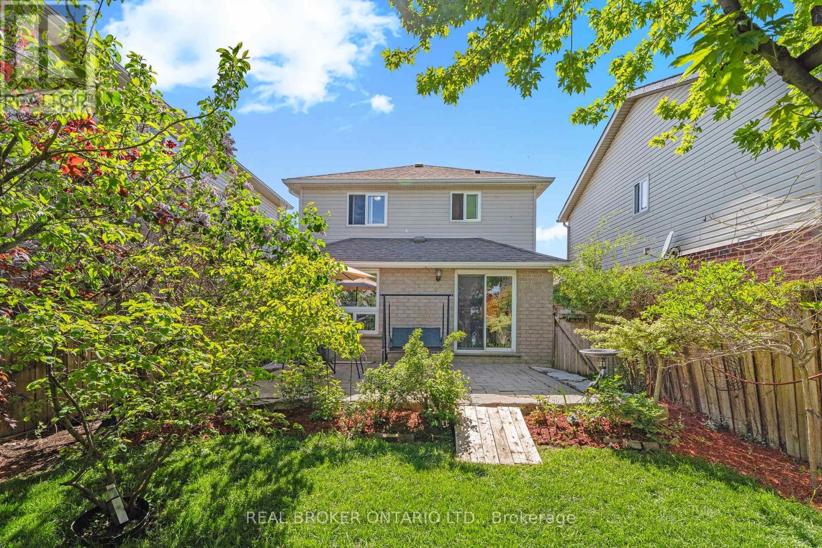 1089 Copper Leaf Crescent Property Photo 11
