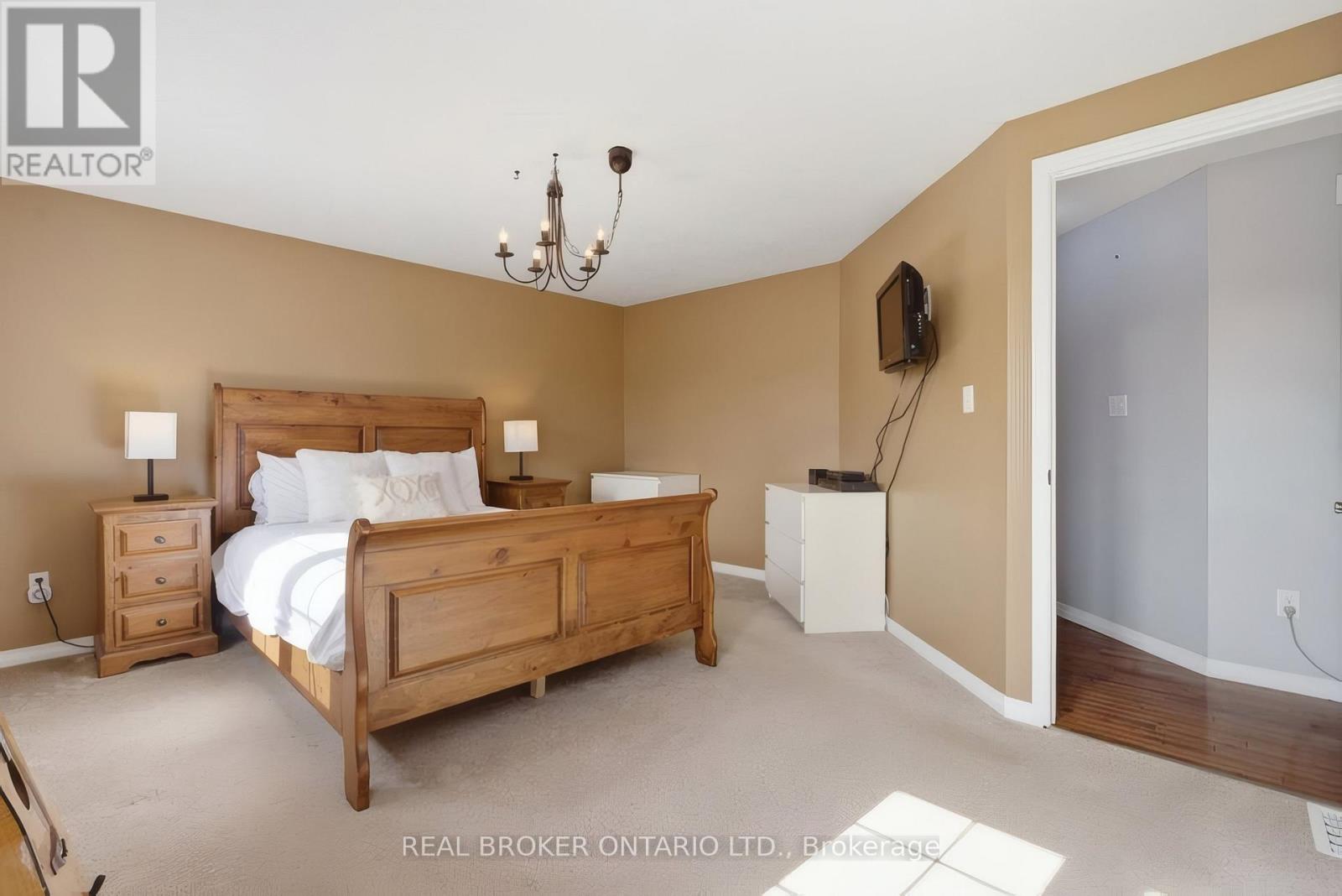 1089 Copper Leaf Crescent Property Photo 26