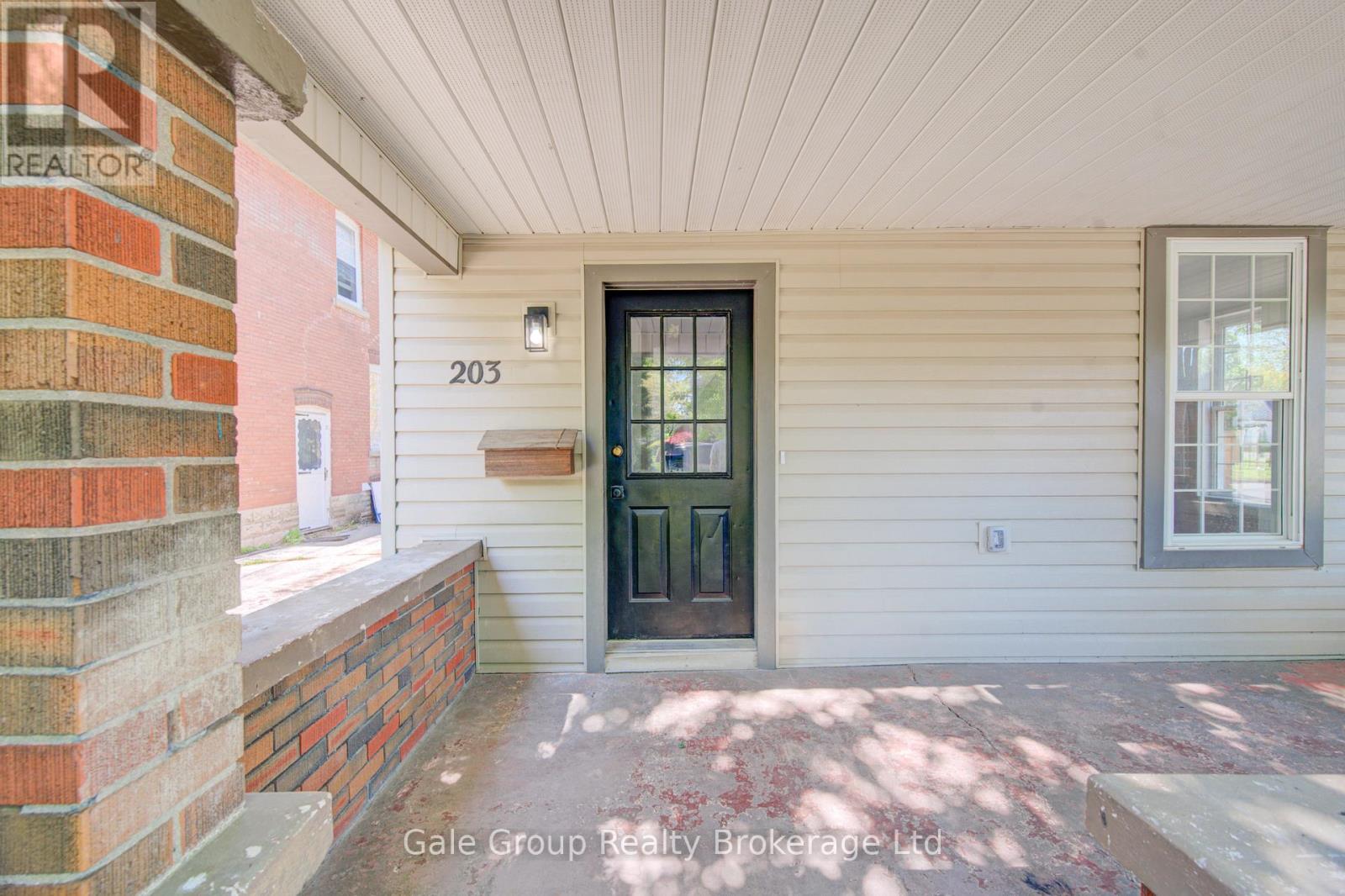 203 Talbot Street S Property Photo 4