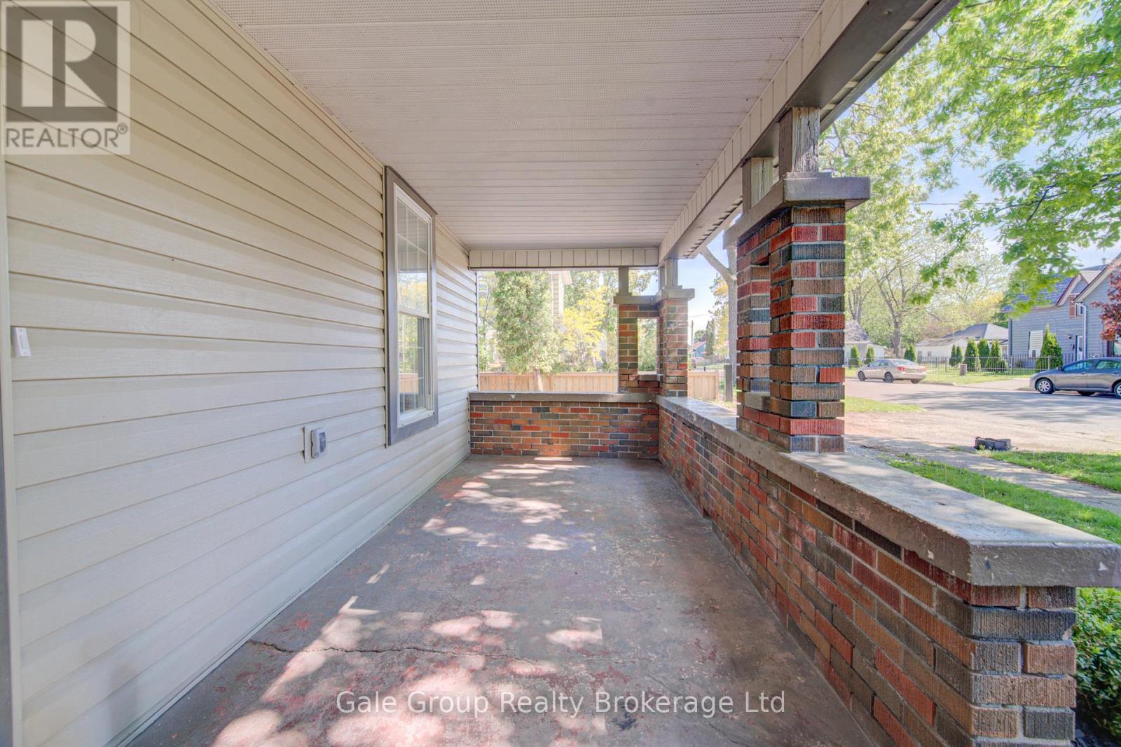 203 Talbot Street S Property Photo 5