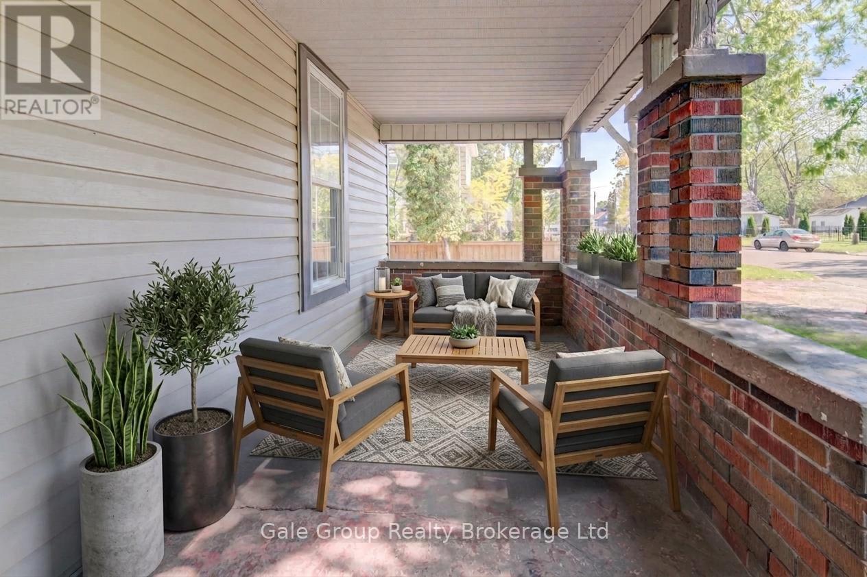203 Talbot Street S Property Photo 6