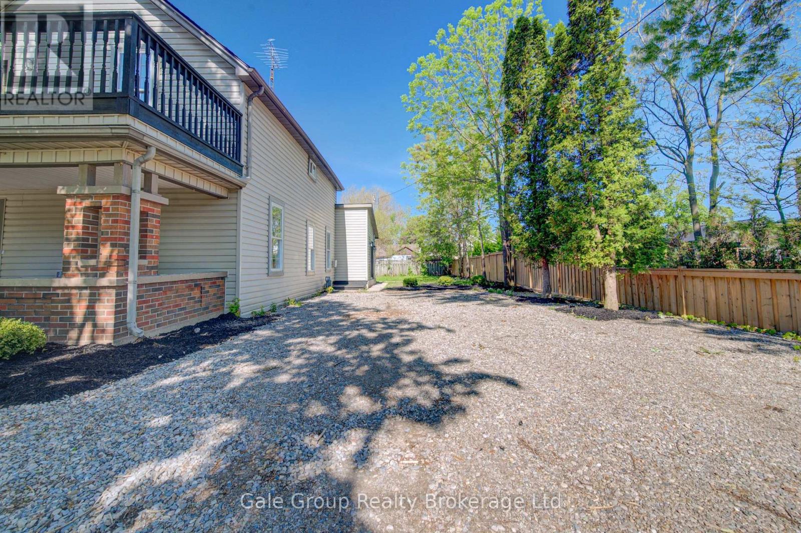 203 Talbot Street S Property Photo 8