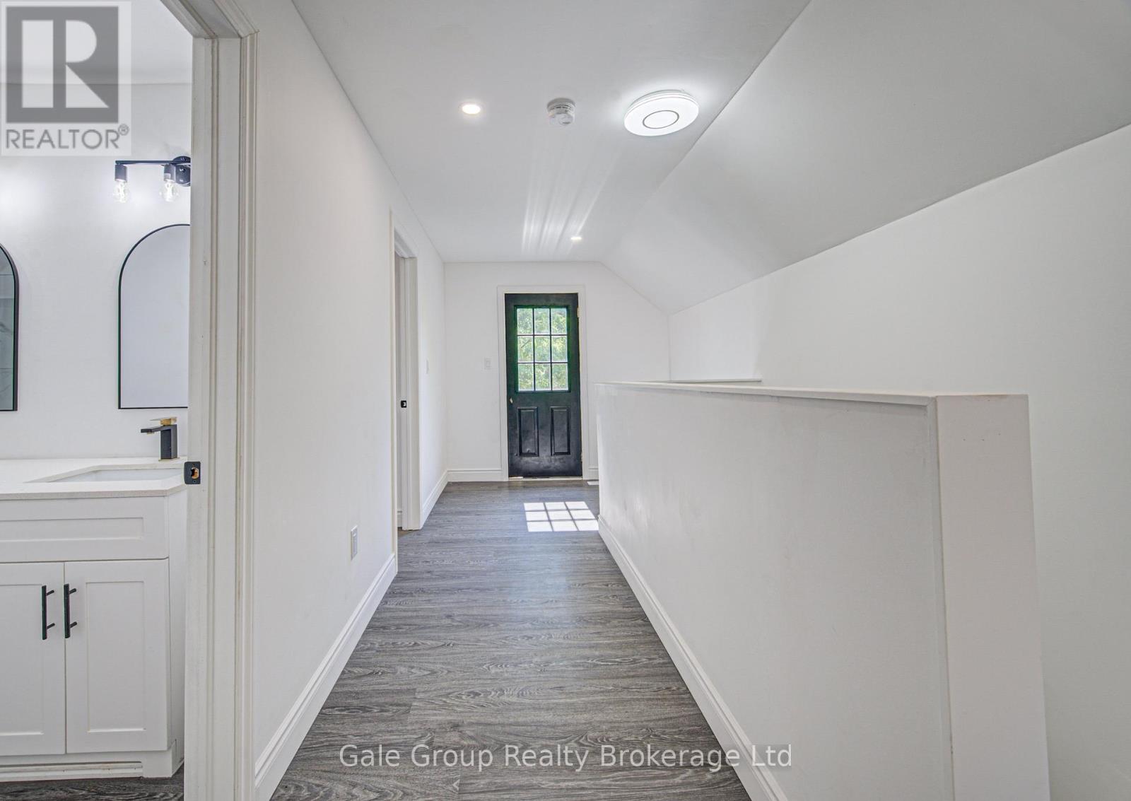 203 Talbot Street S Property Photo 28
