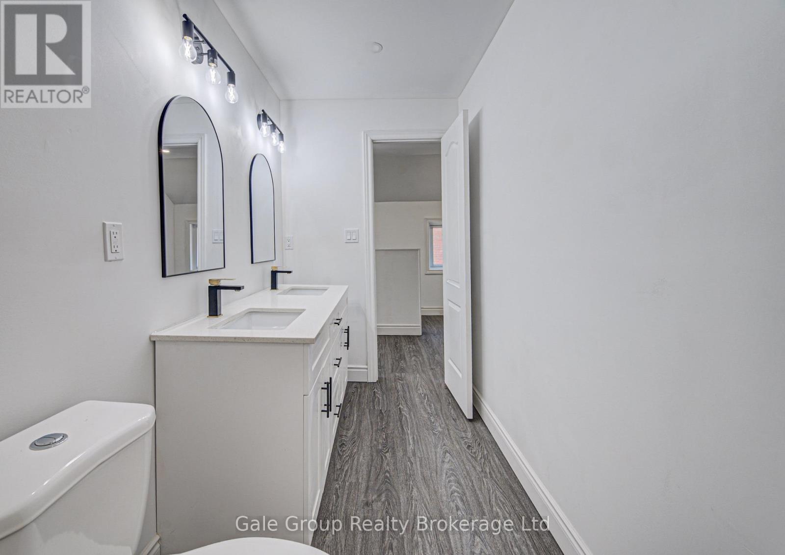 203 Talbot Street S Property Photo 33