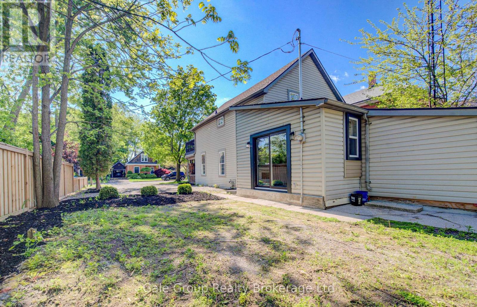 203 Talbot Street S Property Photo 49