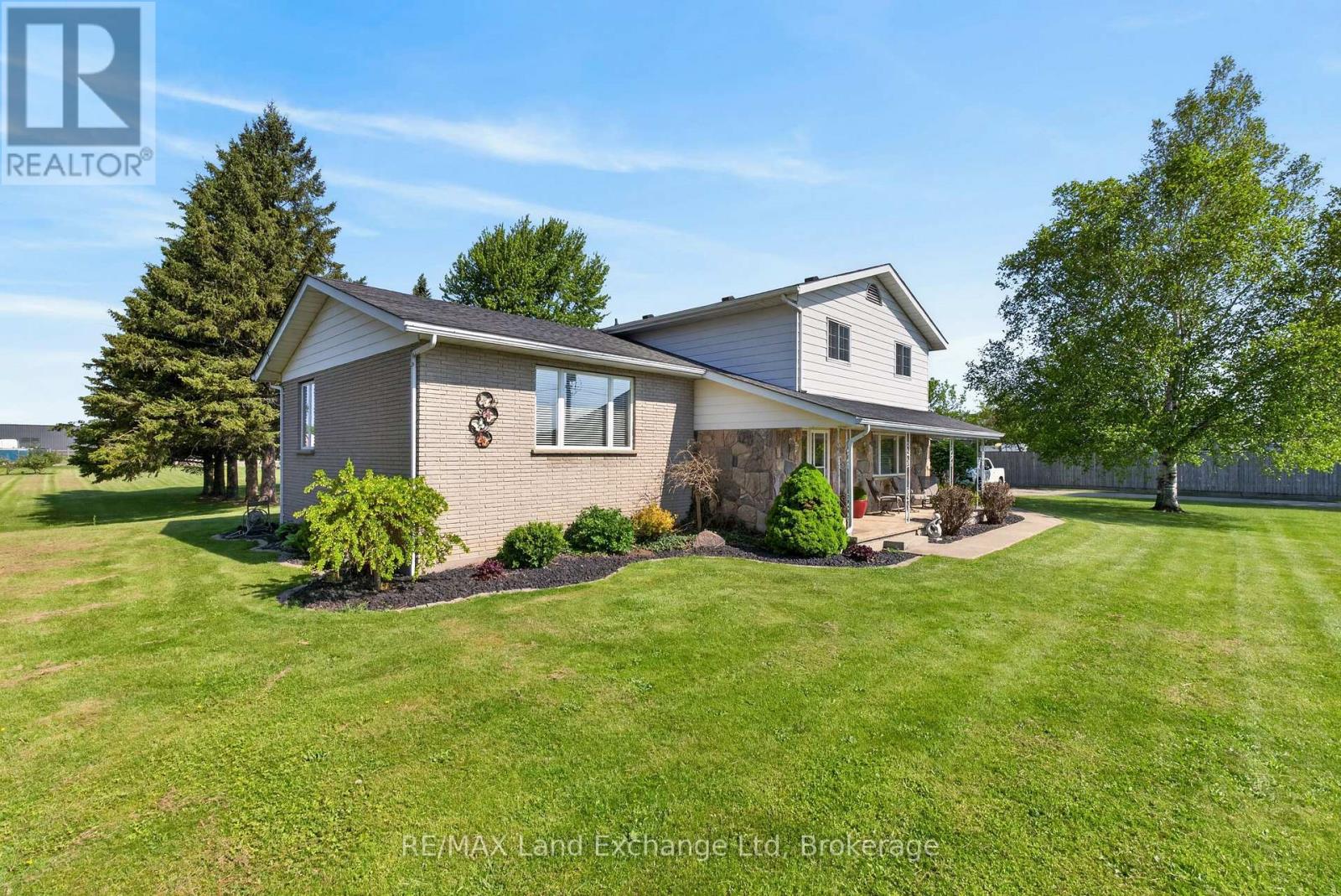 696 Josephine Street N Property Photo 3