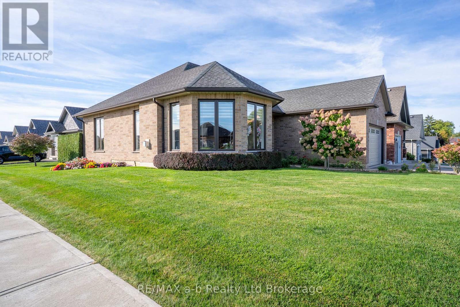 220 Poldon Drive Photo de la propriété 1