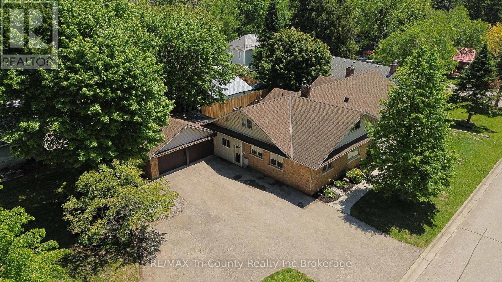 16 Delevan Crescent Property Photo 1