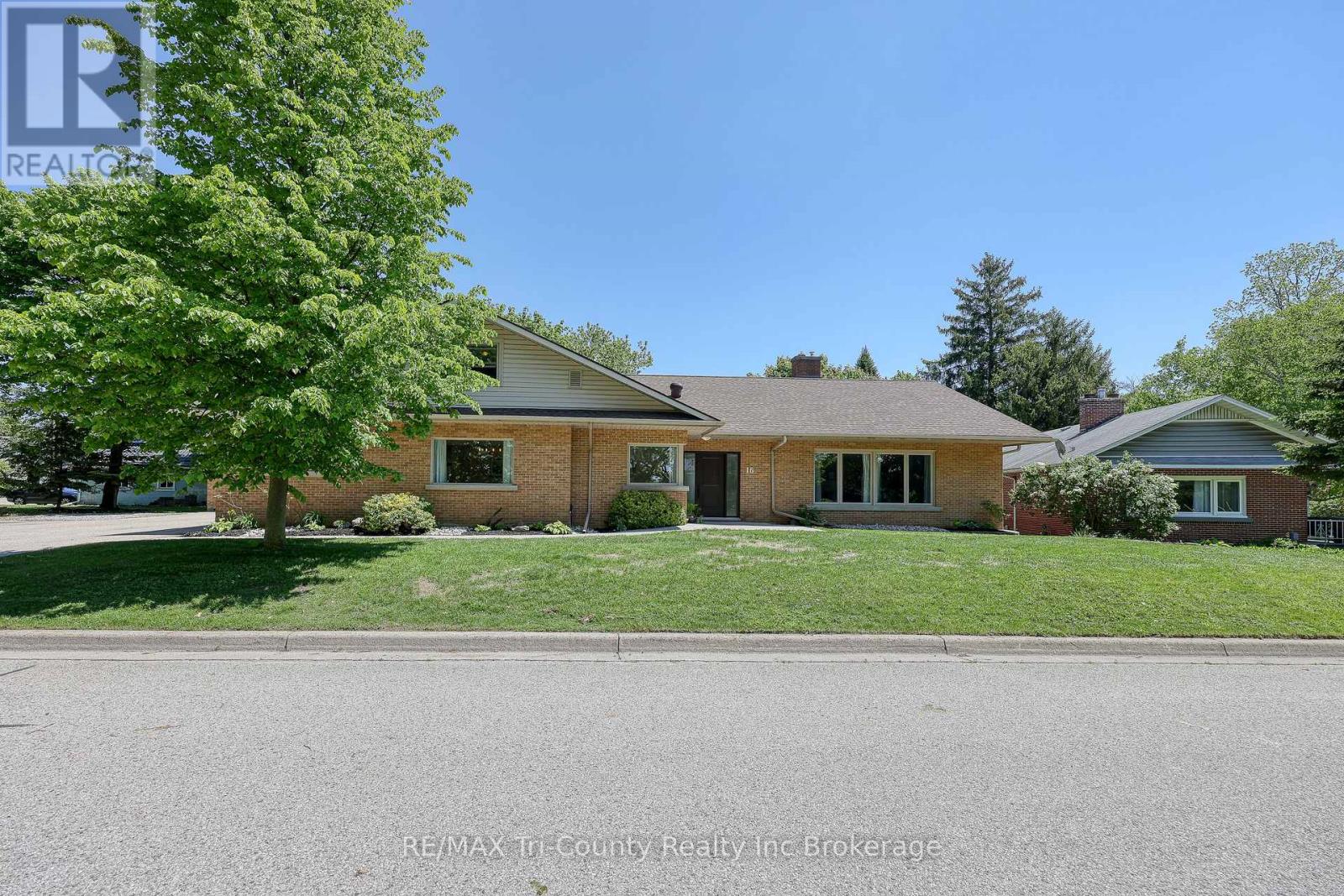16 Delevan Crescent Property Photo 2