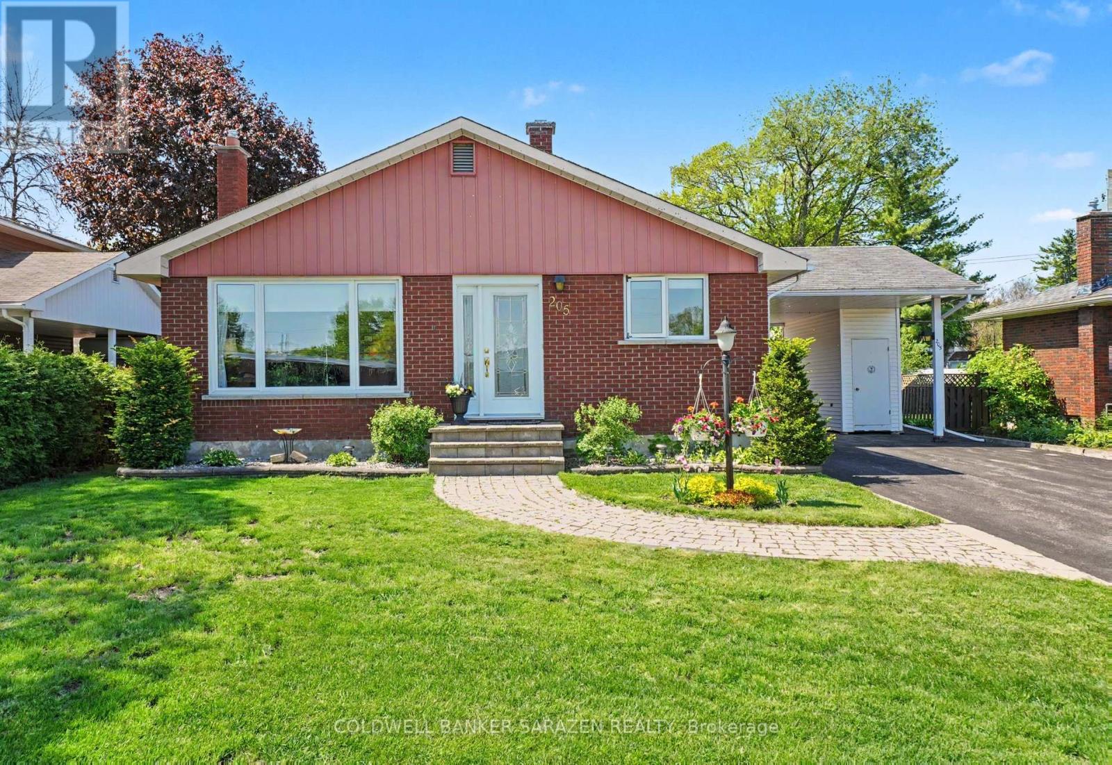 205 Airth Boulevard W Property Photo 4