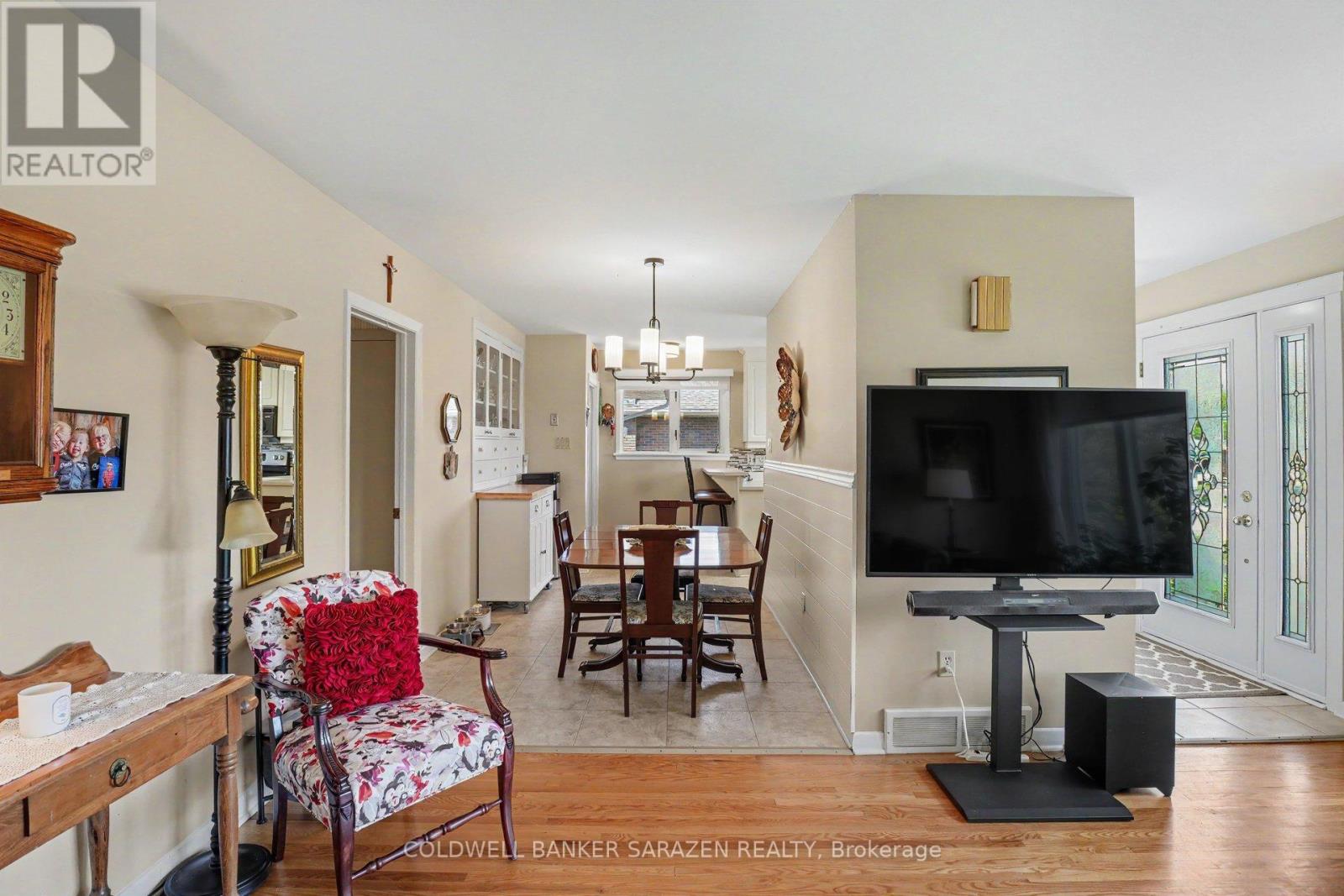 205 Airth Boulevard W Property Photo 9
