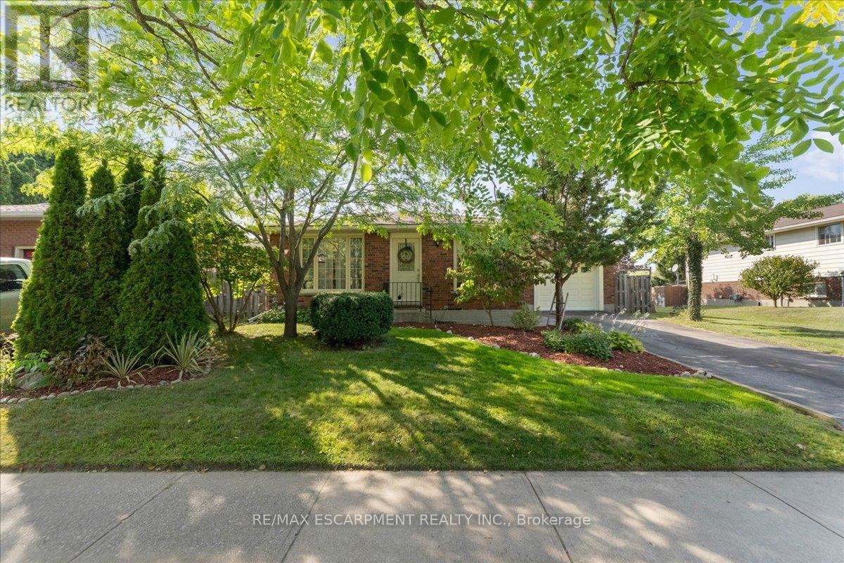 32 DONLY DRIVE N Property Photo 1