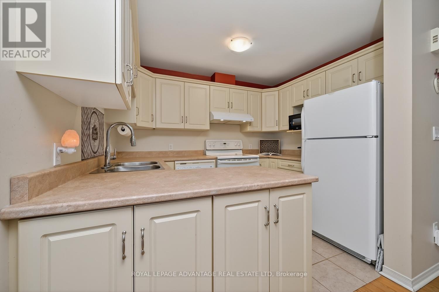 61 Van Horne Avenue Property Photo 8
