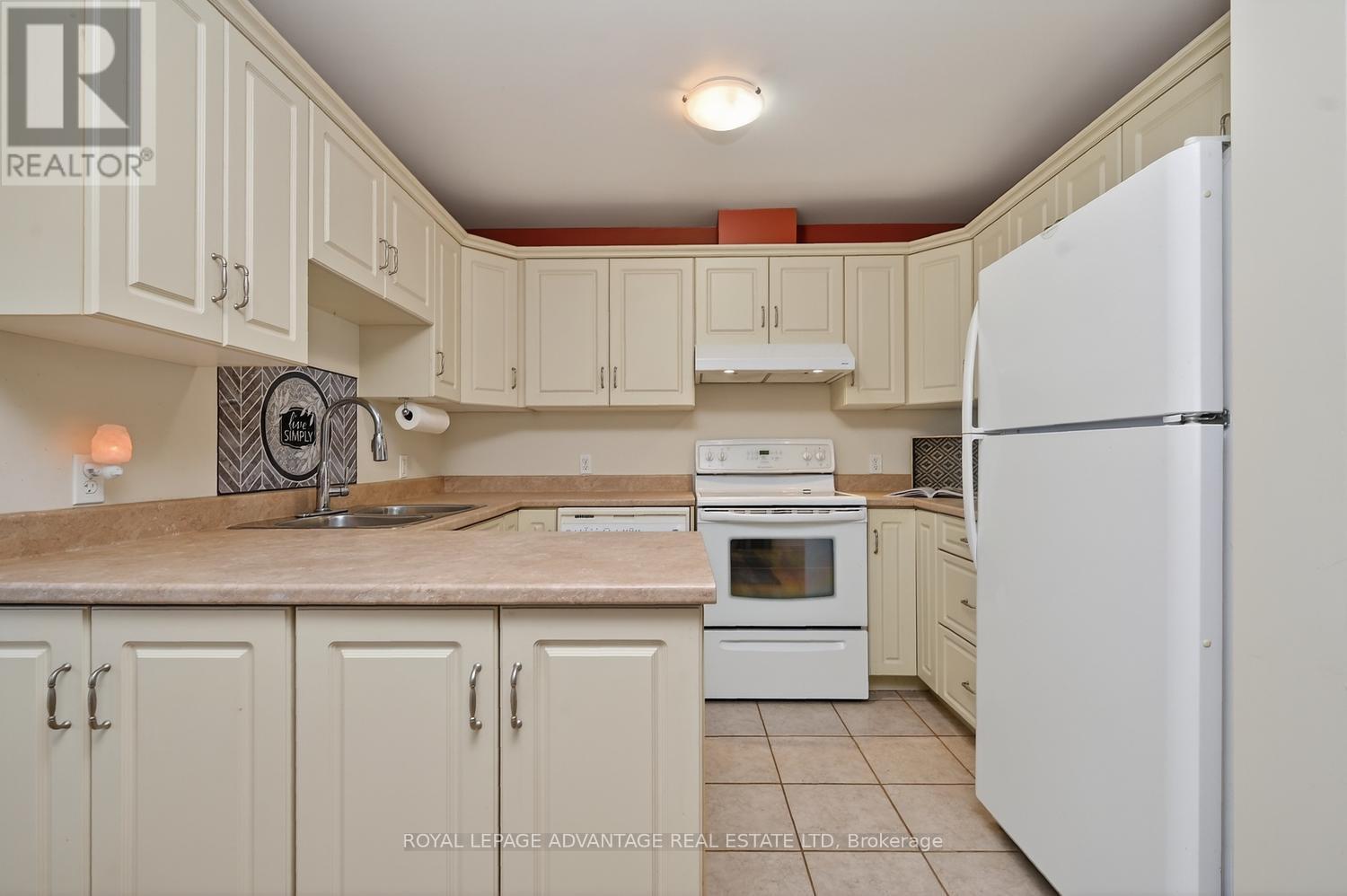 61 Van Horne Avenue Property Photo 9