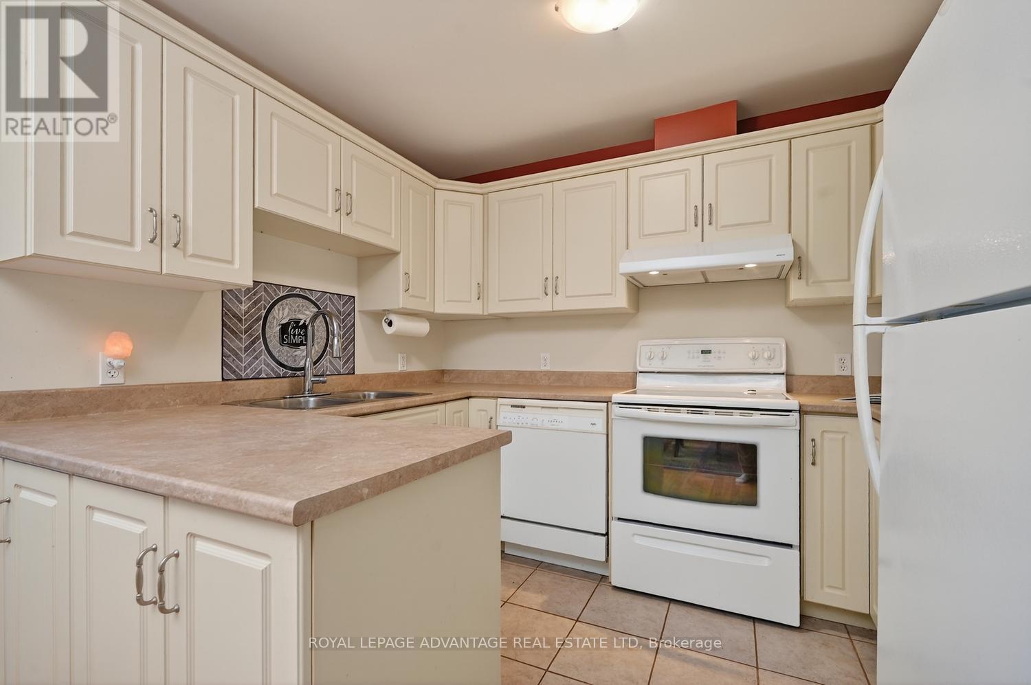 61 Van Horne Avenue Property Photo 10