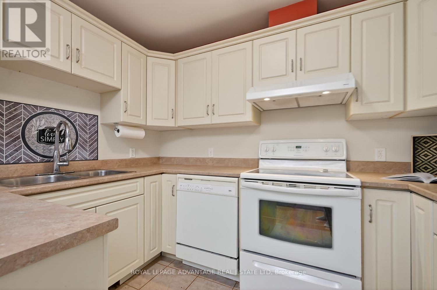 61 Van Horne Avenue Property Photo 11