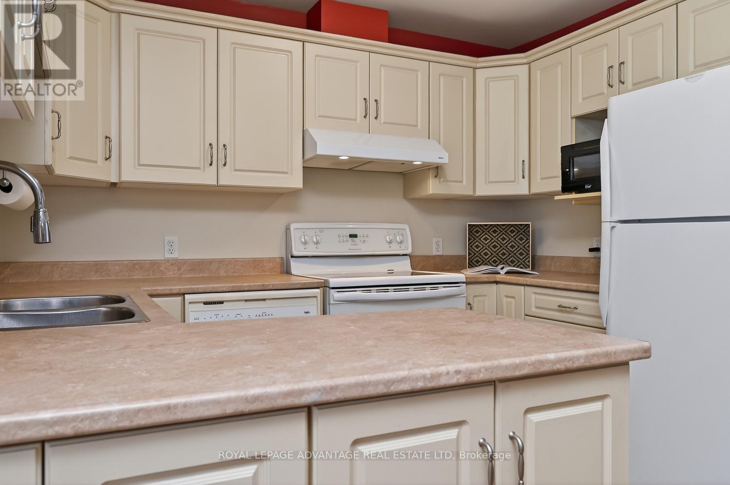 61 Van Horne Avenue Property Photo 12