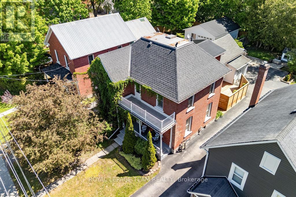 241 John Street N Property Photo 5