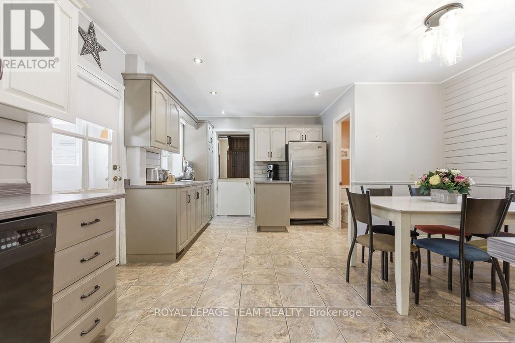 241 John Street N Property Photo 15