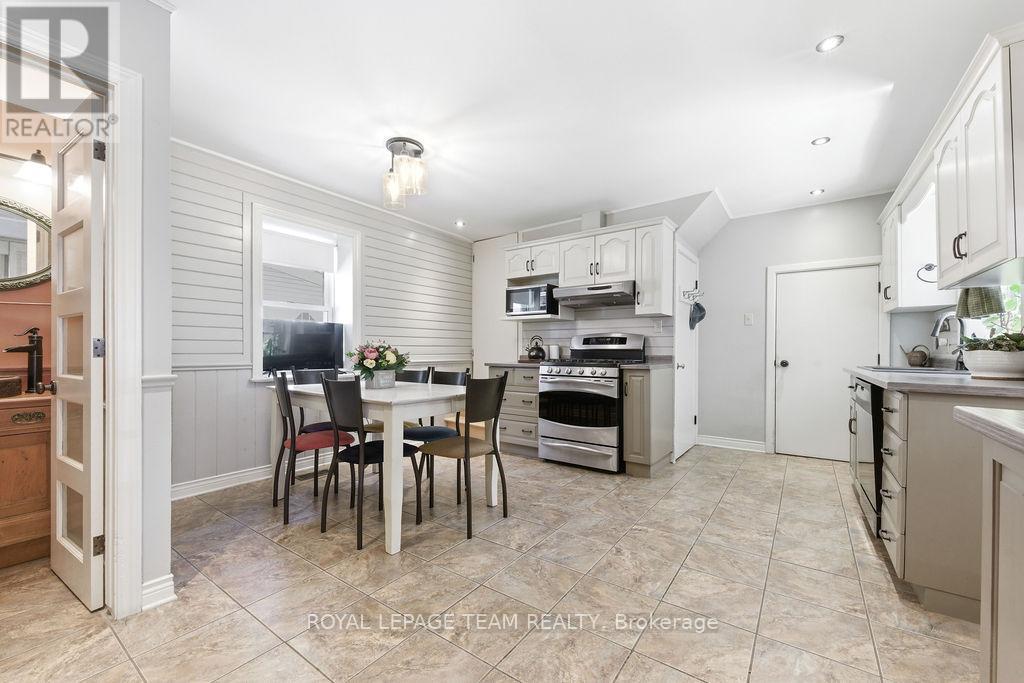 241 John Street N Property Photo 17