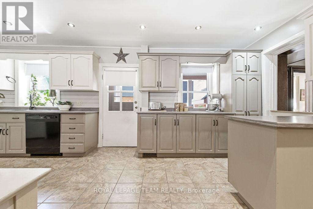 241 John Street N Property Photo 18