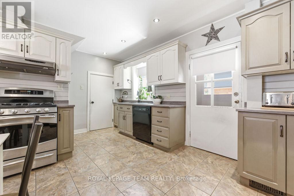 241 John Street N Property Photo 20