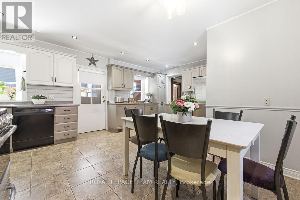 241 John Street N Property Photo 21