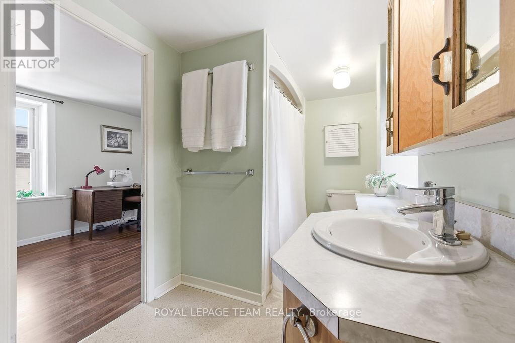 241 John Street N Property Photo 34