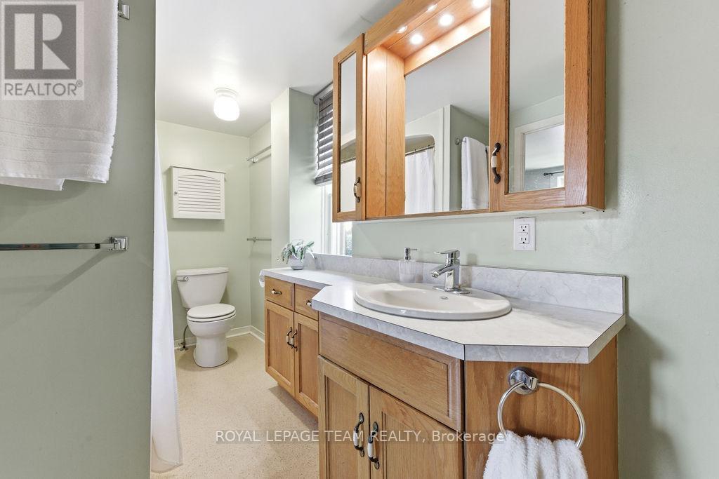 241 John Street N Property Photo 35