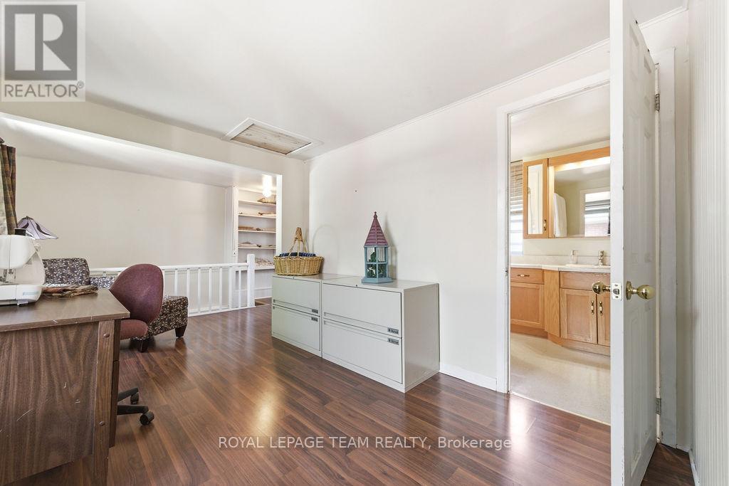 241 John Street N Property Photo 36
