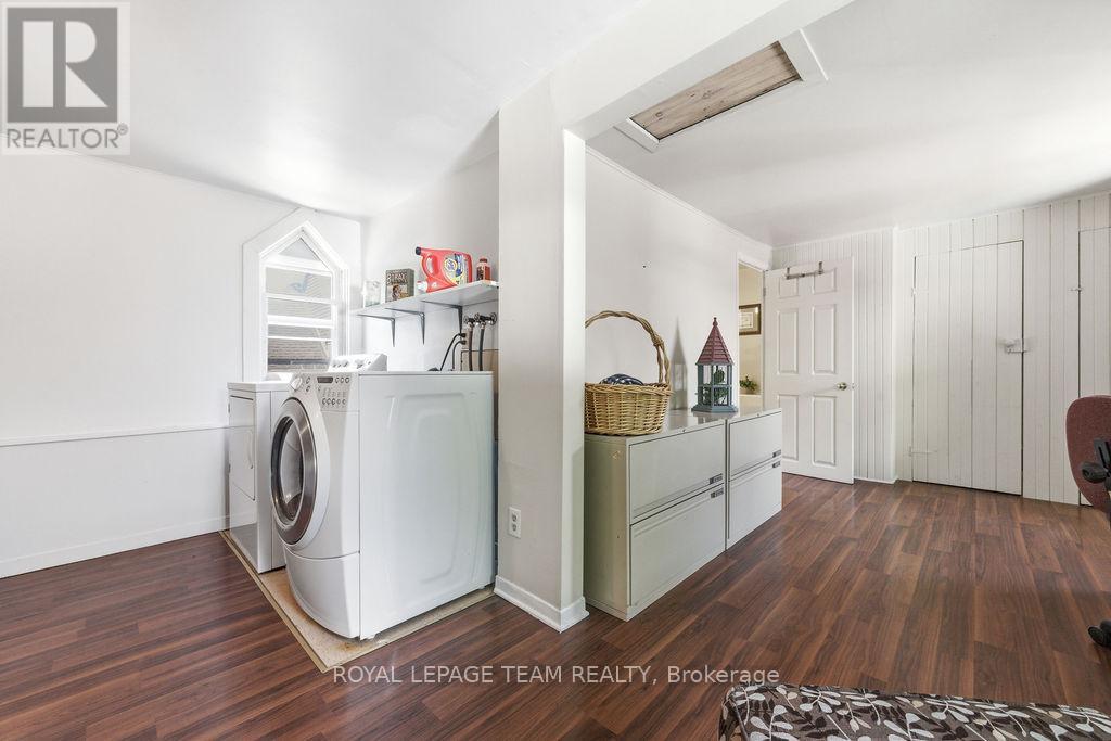 241 John Street N Property Photo 37