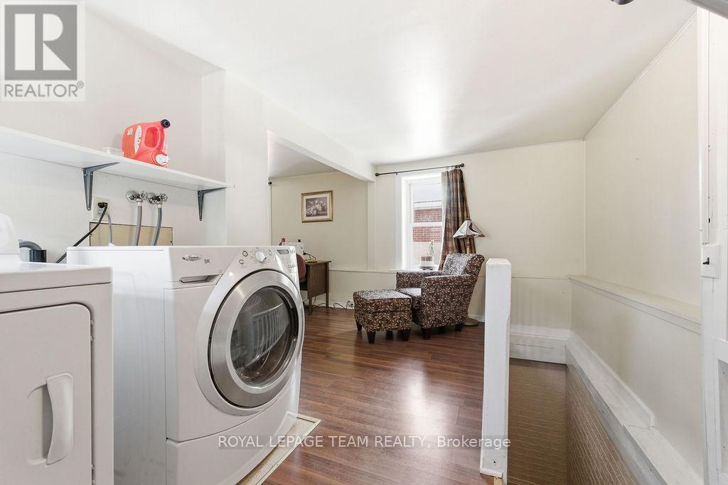 241 John Street N Property Photo 38