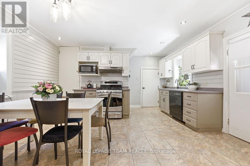241 John Street N Property Photo 39