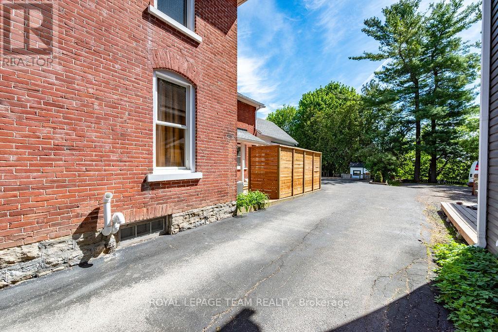 241 John Street N Property Photo 42