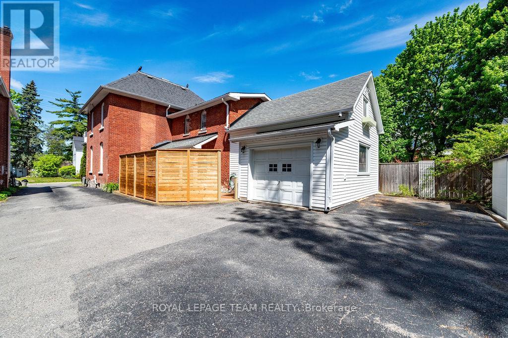 241 John Street N Property Photo 46