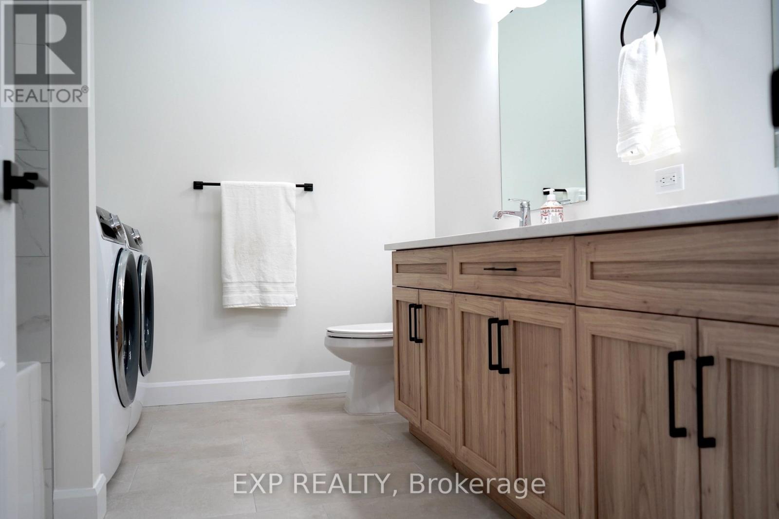 242 Queen Street Property Photo 2