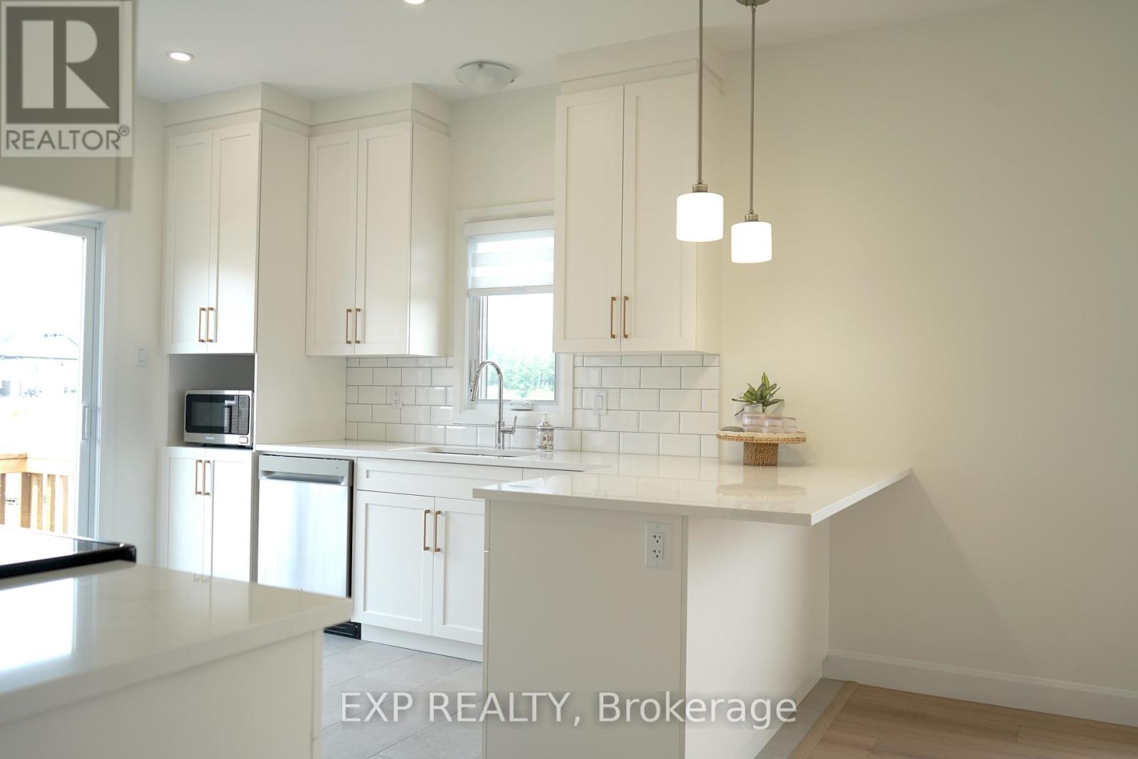 242 Queen Street Property Photo 4