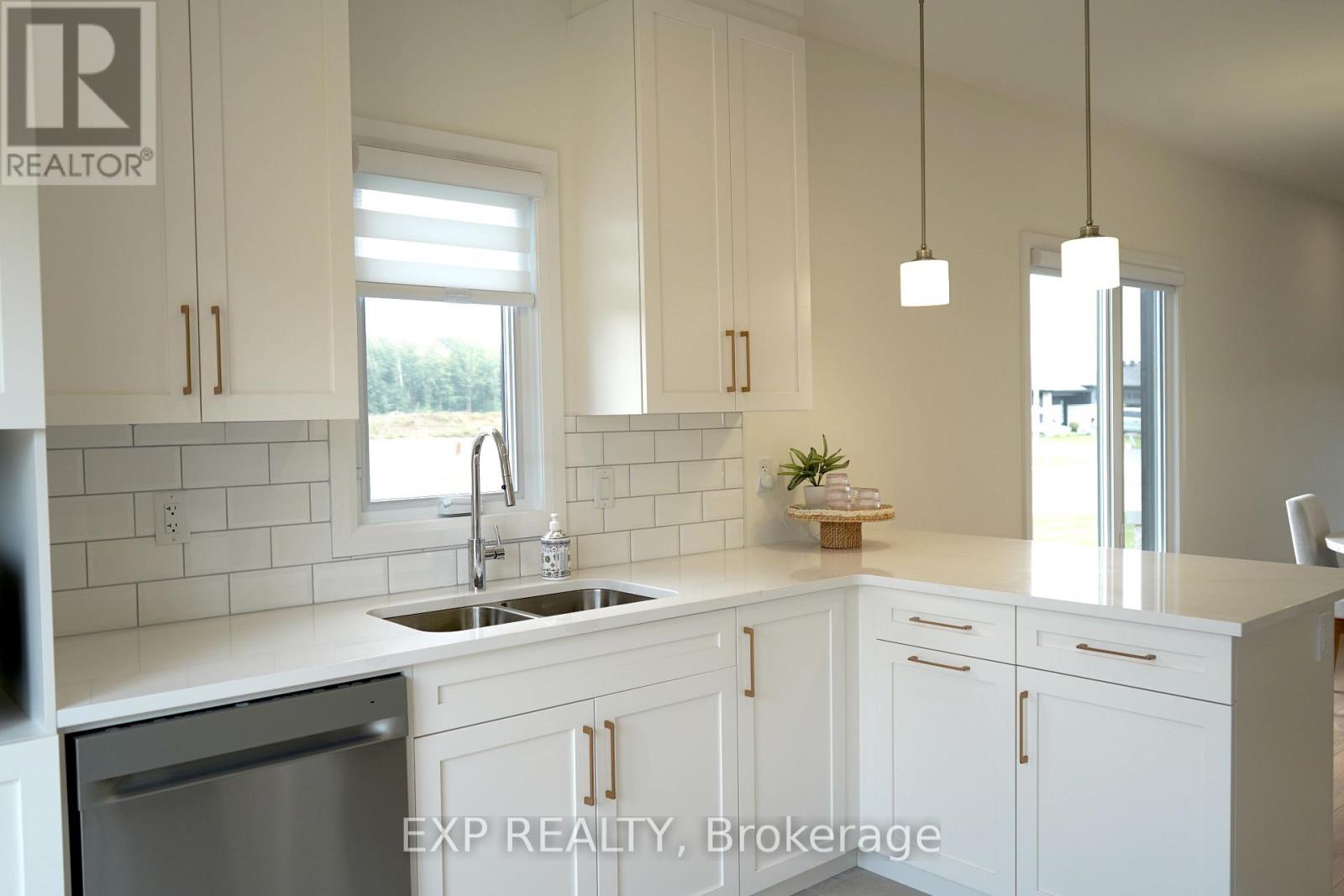 242 Queen Street Property Photo 5