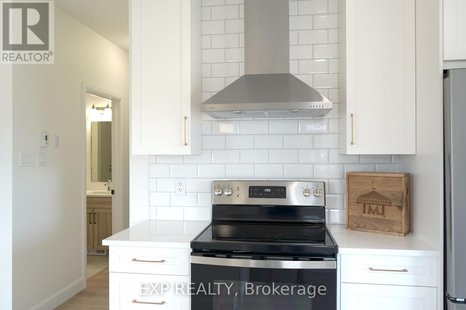242 Queen Street Property Photo 8