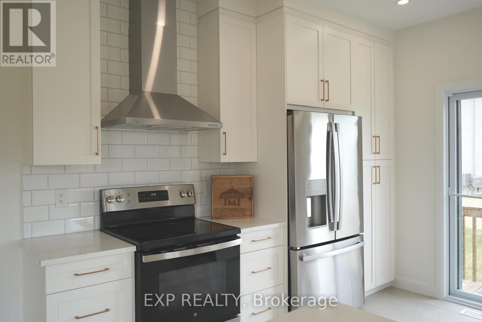 242 Queen Street Property Photo 9