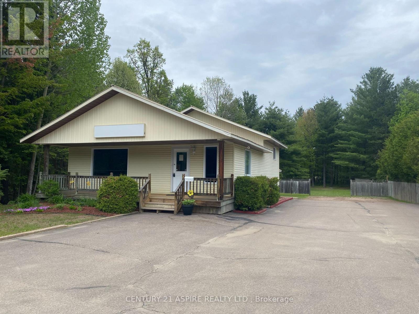 2889 Petawawa Boulevard Property Photo 5