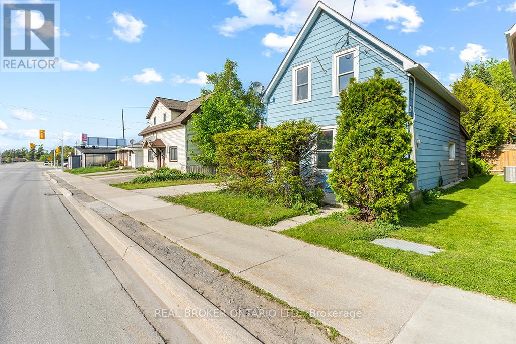 1323 2nd Avenue W Property Photo 2