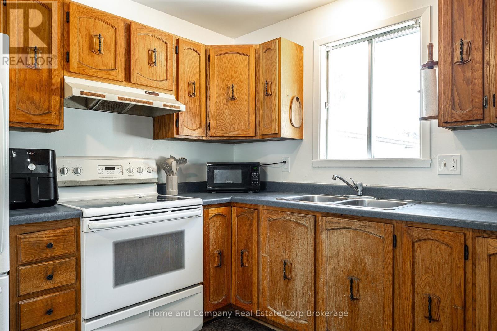 50 Dufferin Street Property Photo 8