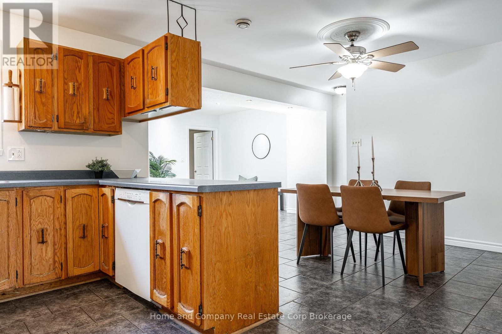 50 Dufferin Street Property Photo 9