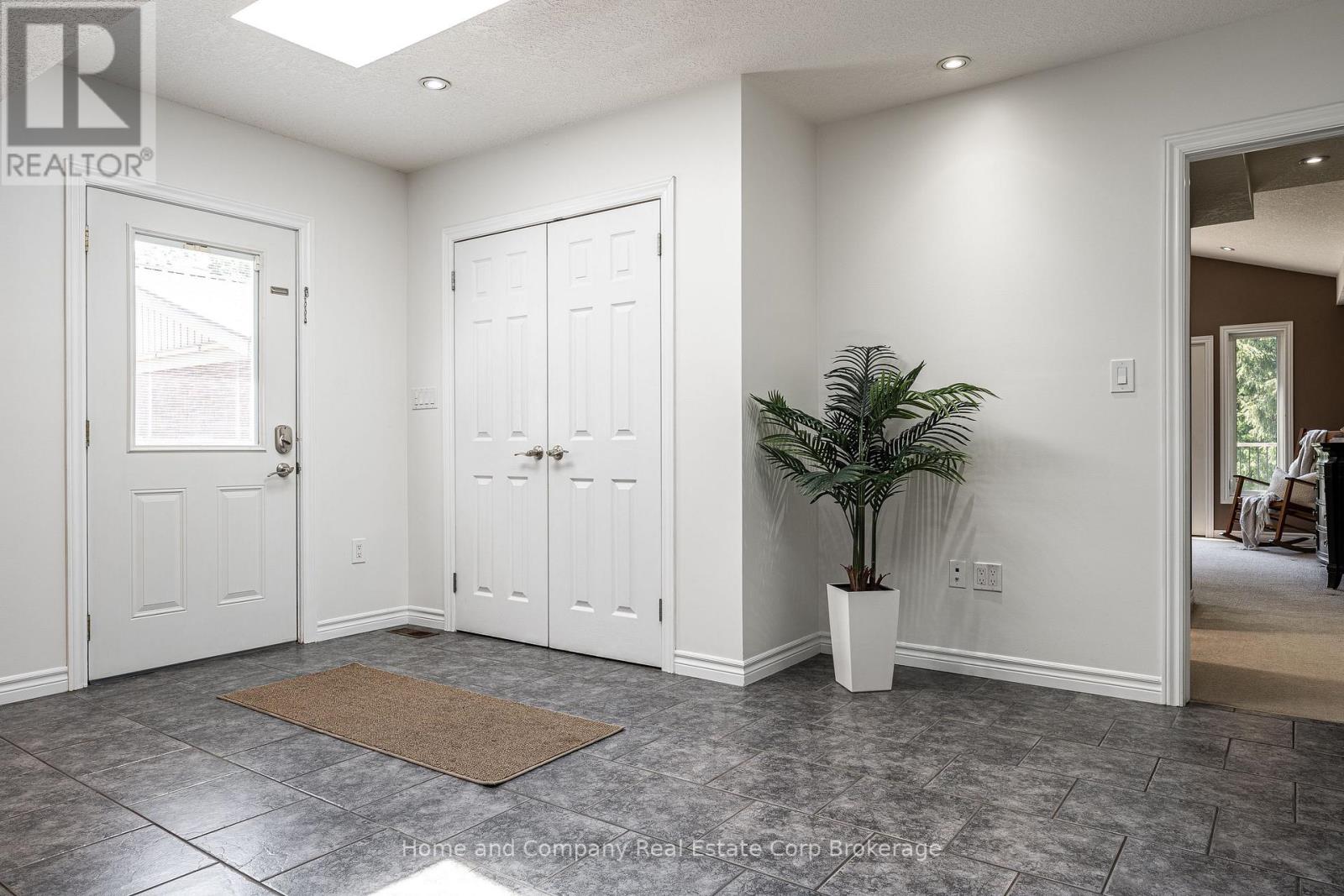 50 Dufferin Street Property Photo 12
