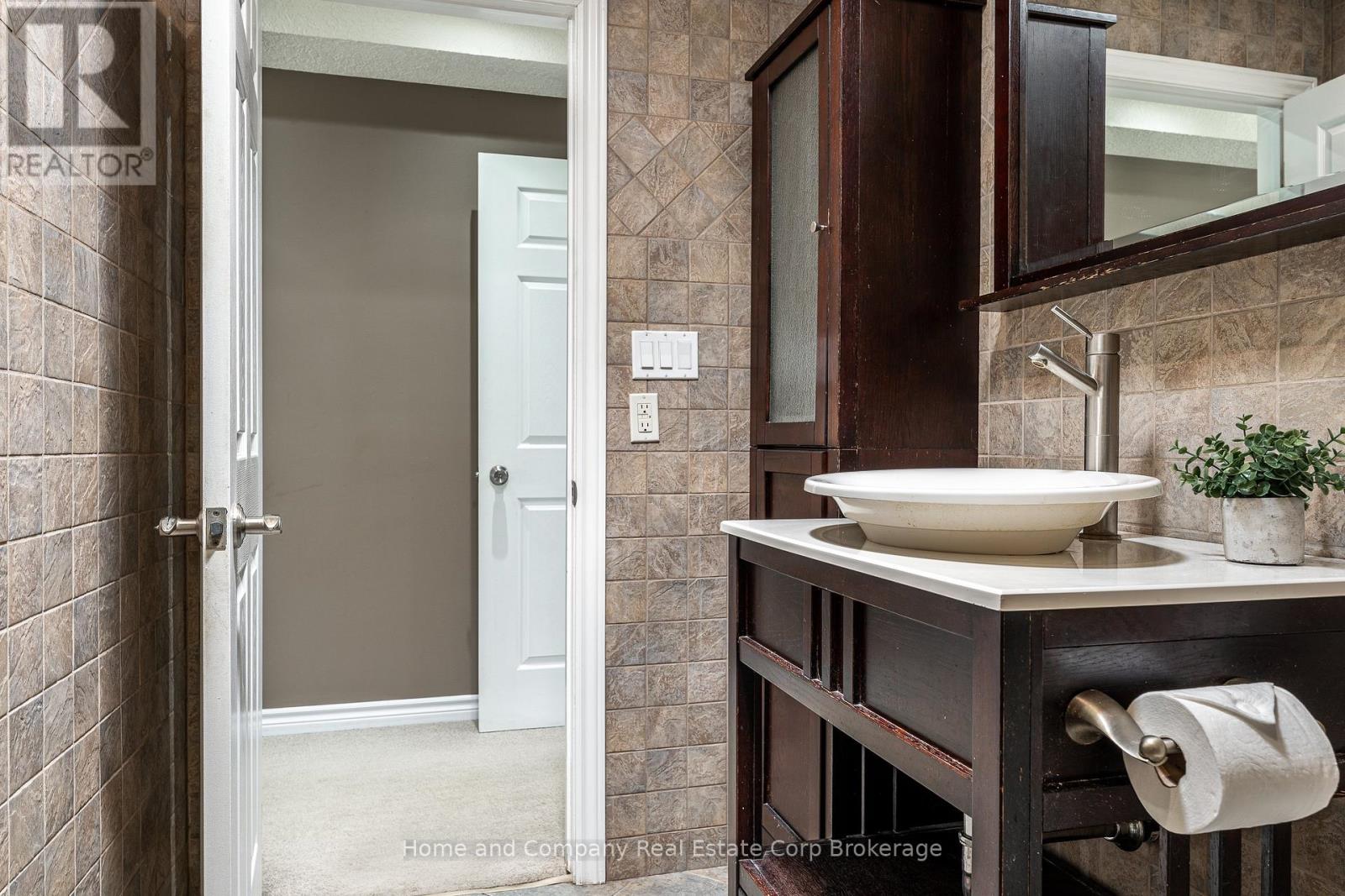 50 Dufferin Street Property Photo 14